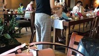 Ganti popok anak yang penuh kotoran di atas meja makan restoran, pengunjung yang satu ini dikritik karena dianggap tidak tau malu. Foto: Pool/Site