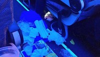 Begini jadinya jika pemalas naik pesawat. Penumpang yang satu ini makan dan langsung taruh sisa makanan, dan sampahnya di bawah lantai. Foto: Pool/Site