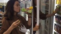 Ada juga aksi seorang wanita yang iseng meminum beberapa minuman ringan di minimarket, kemudian mengembalikannya lagi ke dalam kulkas. Foto: Pool/Site