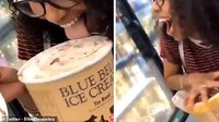  Wanita yang satu ini baru saja viral, setelah aksinya yang sengaja menjilat es krim di supermarket, kemudian menaruhnya kembali. Duh! Foto: Pool/Site
