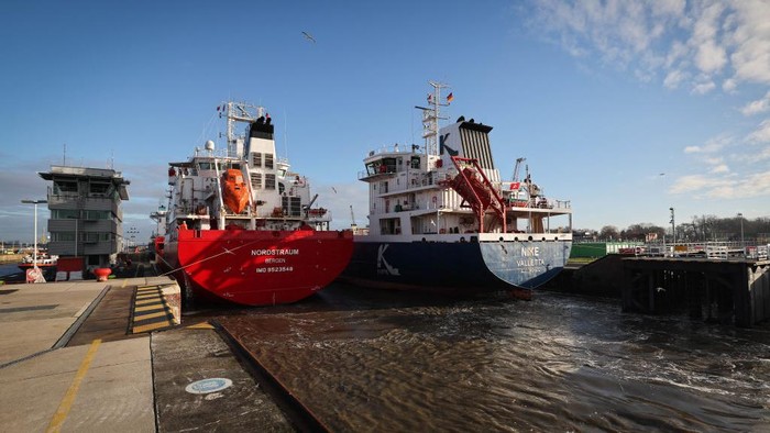 1245960358 03 January 2023, Schleswig-Holstein, Brunsbüttel: The first ships leave the Brunsbüttel lock and sail on the Kiel Canal towards Kiel. Photo: Christian Charisius/dpa (Photo by Christian Charisius/picture alliance via Getty Images)
