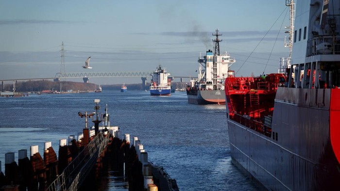 03 January 2023, Schleswig-Holstein, Brunsbüttel: The first ships leave the Brunsbüttel lock and sail on the Kiel Canal towards Kiel. Photo: Christian Charisius/dpa (Photo by Christian Charisius/picture alliance via Getty Images)