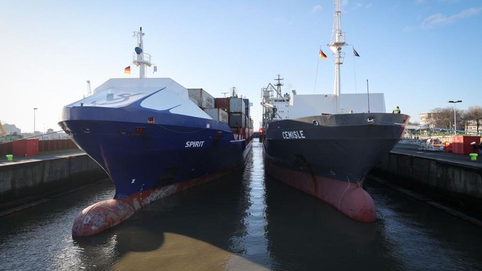 1245960358 03 January 2023, Schleswig-Holstein, Brunsbüttel: The first ships leave the Brunsbüttel lock and sail on the Kiel Canal towards Kiel. Photo: Christian Charisius/dpa (Photo by Christian Charisius/picture alliance via Getty Images)