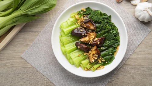 Baby Bok choy or chinese cabbage in mushroom vegetarian sauce with Shitake Mushrooms and fried garlic
