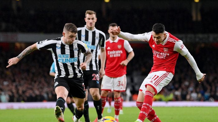 LONDON, ENGLAND - JANUARY 03: Gabriel Martinelli of Arsenal has a shot on goal whilst under pressure from Kieran Trippier of Newcastle United during the Premier League match between Arsenal FC and Newcastle United at Emirates Stadium on January 03, 2023 in London, England. (Photo by Justin Setterfield/Getty Images)