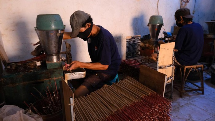1,5 Ton Dupa Dibuat di Rumah Ini Nih! Pekerja membuat hio dupa di pabrik industri rumahan Dupa Borneo milik Hajono di Kecamatan Sungai Raya, Kabupaten Kubu Raya, Kalimantan Barat, Rabu (4/1/2023). Dalam sebulan, pabrik tersebut bisa memproduksi 1-1,5 ton batang hio dupa yang selanjutnya akan dipasok ke kelenteng-kelentang serta agen penjualan di Pontianak, Singkawang dan sejumlah kabupaten lainnya di wilayah Kalimantan Barat. ANTARA FOTO/Jessica Helena Wuysang/rwa.