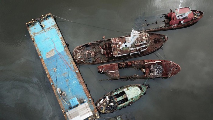 28 Tahun Terdampar, Bangkai Kapal Ini Jadi Bencana Lingkungan di Brasil Remains of abandoned ships are seen on the shores of the Guanabara Bay in Niteroi, in Rio de Janeiro state, Brazil December 28, 2022. REUTERS/Pilar Olivares TPX IMAGES OF THE DAY