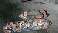 Diketahui kapal ini masih memiliki 50 ton bahan bakar di dalamnya.  
