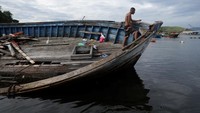 Dampak bangkai kapal itu tidak hanya terasa bagi satwa di sekitar Teluk Guanabara. Nelayan setempat, Fernando Pinto Lima mengaku tangkapan ikannya terus berkurang.  