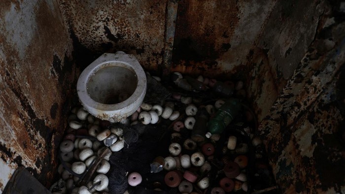 28 Tahun Terdampar, Bangkai Kapal Ini Jadi Bencana Lingkungan di Brasil Remains of abandoned ships are seen on the shores of the Guanabara Bay in Niteroi, in Rio de Janeiro state, Brazil December 28, 2022. REUTERS/Pilar Olivares TPX IMAGES OF THE DAY