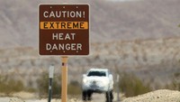 Lalu ada Death Valley di Amerika Serikat. Sesuai namanya yaitu Lembah Kematian, tempat ini berada di daftar tempat paling berbahaya di dunia karena suhunya yang sangat panas. Suhu tertinggi di Death Valley pernah tercatat di angka 46,7 derajat celcius. (David McNew/Getty Images)  