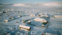 Terakhir adalah Desa Oymyakon di Rusia. Berbanding terbalik dengan yang sebelumnya, Desa Oymyakon merupakan salah satu tempat terdingin di dunia. Suhu udaranya saja bisa mencapai -71,2 derajat celcius. (Dean Conger/Getty Images)  