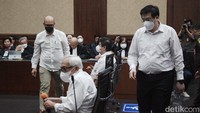 Sebelumnya, jaksa menuntut lima terdakwa kasus ekspor crude palm oil (CPO) atau bahan baku minyak goreng. Mereka dituntut 7-12 tahun penjara.
