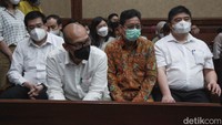 Kelima terdakwa adalah mantan Direktur Jenderal Perdagangan Luar Negeri Kementerian Perdagangan (Kemendag) RI, Indra Sari Wisnu Wardhana; Weibinanto Halimdjati alias Lin Che Wei; Komisaris WNI, Master Parulian Tumanggor; Senior Manager Corporate Affair PT VAL, Stanley MA; dan General Manager (GM) Bagian General Affair PT MM, Pierre Togar Sitanggang.