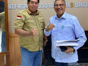 Kepalan Tangan Abdul Hayat Usai BAP soal Surat Gubernur ASS Usul Copot Sekda