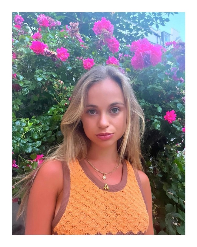 Menariknya tak hanya sebagai model untuk brand-brand terkenal, ia juga bekerja di belakang layar untuk Azzedine Alaia dan Bvlgari.Foto: Instagram @amelwindsor