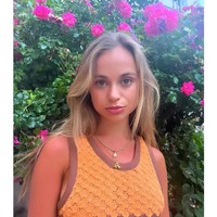 Menariknya tak hanya sebagai model untuk brand-brand terkenal, ia juga bekerja di belakang layar untuk Azzedine Alaia dan Bvlgari.Foto: Instagram @amelwindsor