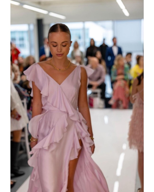 Selain pesonanya yang menawan, Lady Amelia Windsor juga sering menarik perhatian karena gaya busananya. Amelia pun sering kali mengampanyekan fashion yang ramah lingkungan.Kita semua sadar dengan krisis sampah plastik yang berdampak pada planet. Fashion adalah faktor utamanya tapi ada banyak cara untuk menghadapinya. Stella McCartney adalah orang yang jadi panutanku untuk itu, dia membuat poin yang lebih penting dari koleksi bahwa kamu bisa (mengutamakan) berkelanjutan dan stylish, katanya.Foto: Instagram @amelwindsor