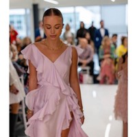 Selain pesonanya yang menawan, Lady Amelia Windsor juga sering menarik perhatian karena gaya busananya. Amelia pun sering kali mengampanyekan fashion yang ramah lingkungan.Kita semua sadar dengan krisis sampah plastik yang berdampak pada planet. Fashion adalah faktor utamanya tapi ada banyak cara untuk menghadapinya. Stella McCartney adalah orang yang jadi panutanku untuk itu, dia membuat poin yang lebih penting dari koleksi bahwa kamu bisa (mengutamakan) berkelanjutan dan stylish, katanya.Foto: Instagram @amelwindsor