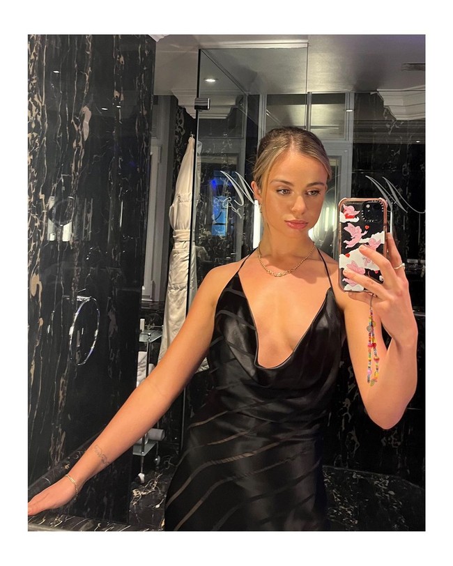 Amelia telah lama jadi perbincangan karena pesonanya terlebih ia terjun ke dunia modeling. Wanita yang merupakan cucu dari sepupu Ratu Elizabeth tersebut juga cukup aktif di media sosial. Foto: Instagram @amelwindsor