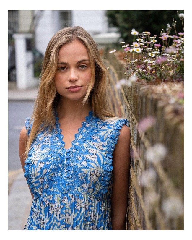 Lady Amelia Windsor disebut sebagai anggota kerajaan Inggris tercantik menurut Majalah Tatler. Wanita itu sendiri berada di urutan 42 dalam tahta kerajaan untuk menjadi penerus Raja Charles. Foto: Instagram @amelwindsor
