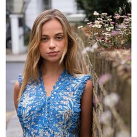 Lady Amelia Windsor disebut sebagai anggota kerajaan Inggris tercantik menurut Majalah Tatler. Wanita itu sendiri berada di urutan 42 dalam tahta kerajaan untuk menjadi penerus Raja Charles. Foto: Instagram @amelwindsor