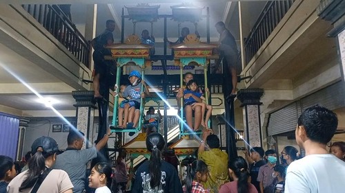 Anak-anak merasakan keseruan bermain ayunan saat hari raya Galungan di Desa Munggu, Badung, Bali, Rabu (4/1/2023) petang. (Agus Eka)