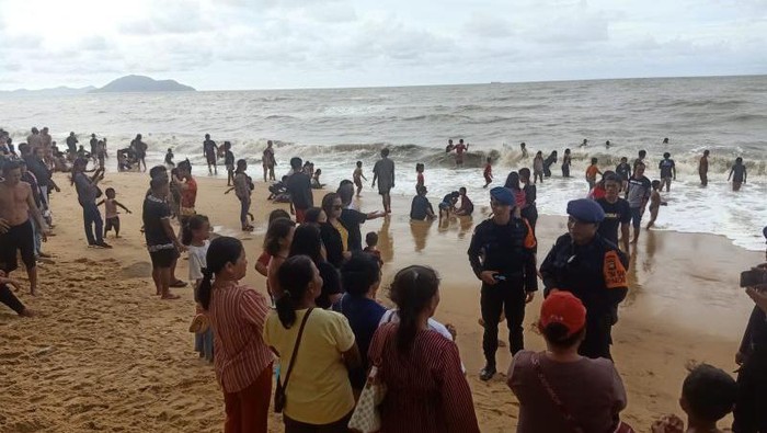 Anggota Brimob Singkawang menyelamatkan anak yang terbawa gelombang di pantai Singkawang