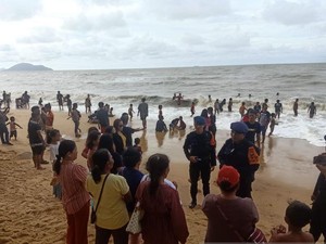 Aksi Heroik Brimob Singkawang Selamatkan Bocah Terseret Ombak