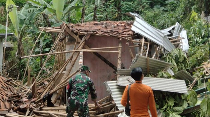 Angin Kencang dan Tanah Longsor Landa Caringin Bogor, 2 Keluarga Ngungsi