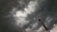 Terlihat awan hitam menggantung di atas Monas.
