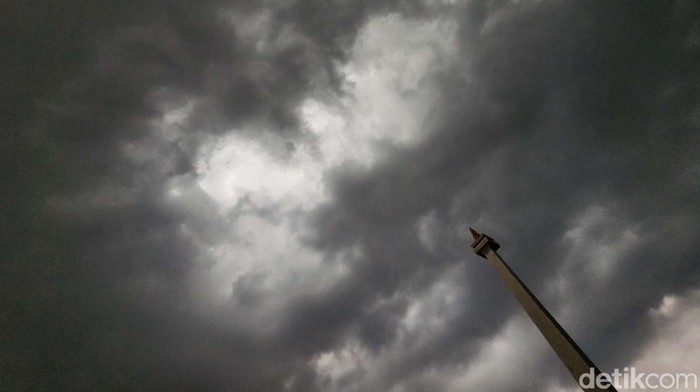 Terlihat awan hitam menggantung di atas Monas. Awan tersebut sekitar puk 15.10 WIB atau sekitar 10 menit sebelum hujan turun di Monas.
