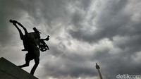 Awan tersebut sekitar pukul 15.10 WIB atau sekitar 10 menit sebelum hujan turun di Monas.