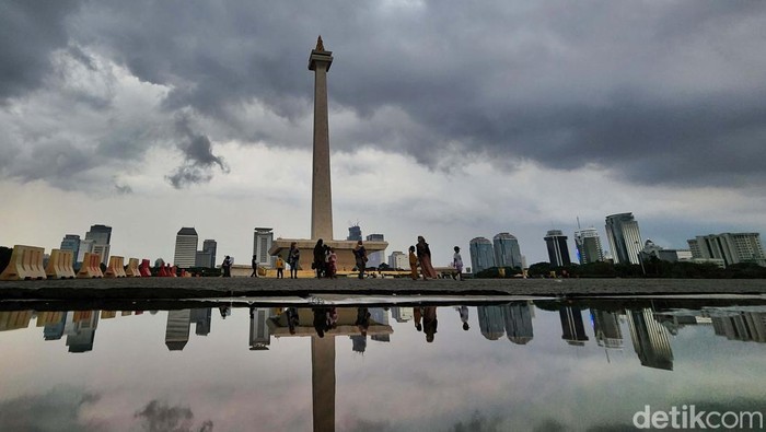 Awan Hitam di Langit Monas Terlihat awan hitam menggantung di atas Monas. Awan tersebut sekitar puk 15.10 WIB atau sekitar 10 menit sebelum hujan turun di Monas.