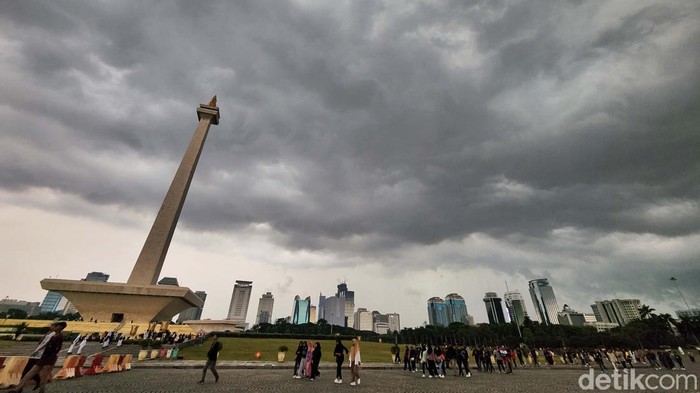 Awan Hitam di Langit Monas Terlihat awan hitam menggantung di atas Monas. Awan tersebut sekitar puk 15.10 WIB atau sekitar 10 menit sebelum hujan turun di Monas.