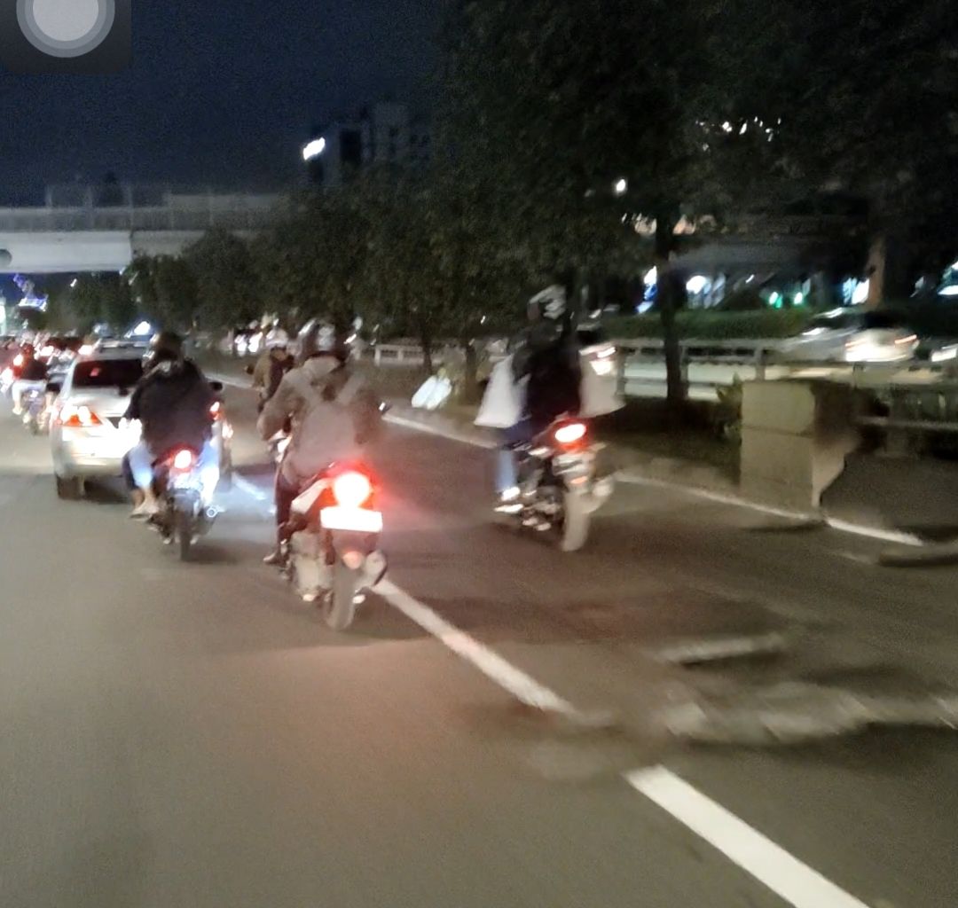 Kondisi Jalan Gatot Subroto, tepatnya di flyover Pancoran, Jakarta Selatan (Jaksel) ditemukan banyak lubang. Kondisi itu terjadi di ruas jalan yang mengarah ke Cawang, Jakarta Timur (Jaktim), Selasa (3/1/2023) pukul 22.00 WIB.