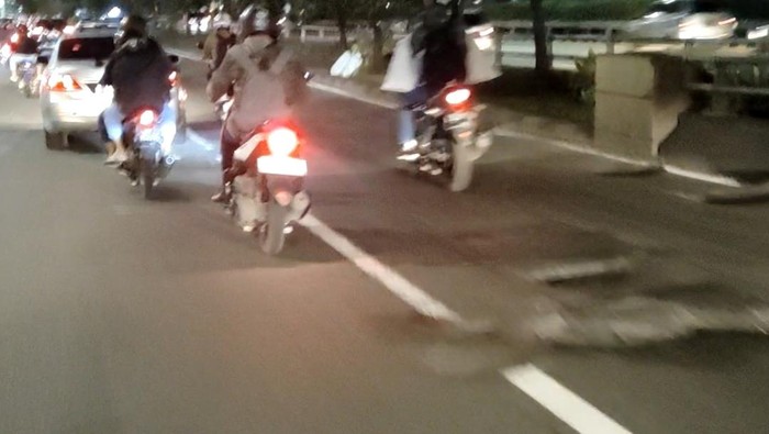 Kondisi Jalan Gatot Subroto, tepatnya di flyover Pancoran, Jakarta Selatan (Jaksel) ditemukan banyak lubang. Kondisi itu terjadi di ruas jalan yang mengarah ke Cawang, Jakarta Timur (Jaktim), Selasa (3/1/2023) pukul 22.00 WIB.