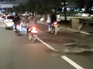 Bahaya! Banyak Lubang di Flyover Pancoran Arah Cawang
