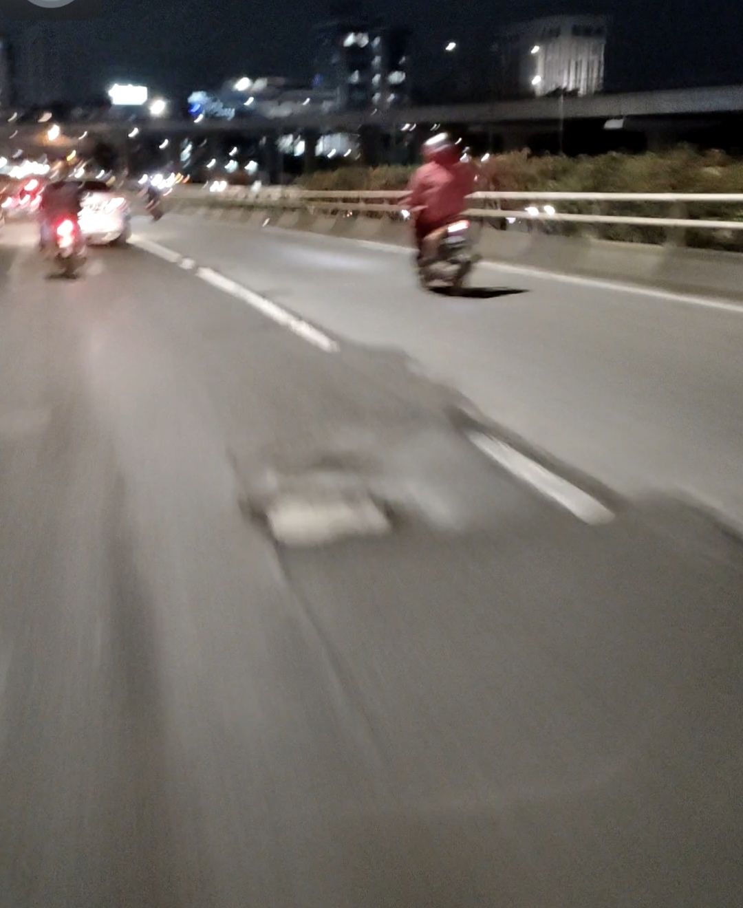 Kondisi Jalan Gatot Subroto, tepatnya di flyover Pancoran, Jakarta Selatan (Jaksel) ditemukan banyak lubang. Kondisi itu terjadi di ruas jalan yang mengarah ke Cawang, Jakarta Timur (Jaktim), Selasa (3/1/2023) pukul 22.00 WIB.