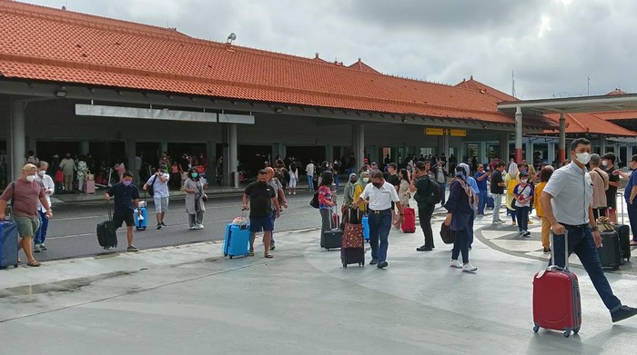 Suasana di Bandara Ngurah Rai yang dipadati penumpang baru datang.