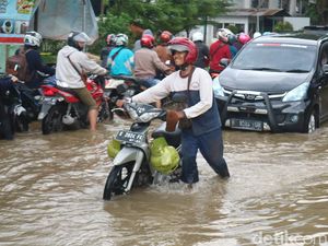 Banyak Motor Mogok Terjang Banjir di Kudus, Warga Buka Bengkel Gratis