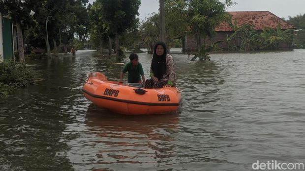 Banjir Demak 2023 masih berlangsung sejak akhir tahun 2022. Genangan air dilaporkan merendam ratusan desa dan puluhan ribu rumah warga setempat.