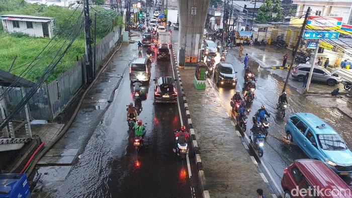 Banjir di Dekat Sekoal Jaksel Surut, Lalin Mulai Terurai