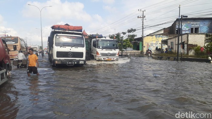 Banjir di Jalan Kaligawe Semarang, Rabu (4/1/2023)