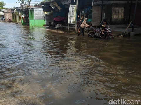 Banjir di jalur alternatif Demak-Semarang di Desa Kalisari, Sayung, Demak, Rabu (4/1/2023).