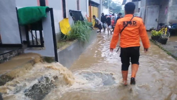 Banjir di Wonosobo akibat tanggul sungai yang jebol, Rabu (4/1/2023).