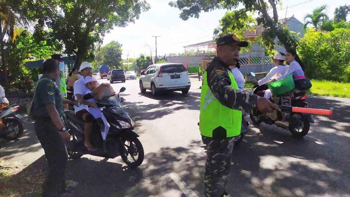 Barisan Ansor Serbaguna (Banser) Nahdlatul Ulama (NU) mengamankan kegiatan persembahyangan di Desa Banyubiru, Kecamatan Negara, Jembrana, Rabu (4/1/2023). (I Putu Adi Budiastrawan/detikBali)