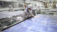 China tercatat sebagai negara dengan kapasitas produksi listrik tenaga surya terbesar, karena seluruh PLTS di negerinya mampu memproduksi listrik 253,8 gigawatt (GW) pada 2020. Angka tersebut mencakup 35,9% dari total kapasitas produksi PLTS global.