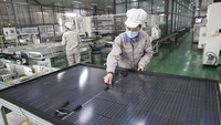 Pembangkit Listrik Tenaga Surya (PLTS) digadang-gadang bisa menjadi salah satu langkah untuk mengejar bauran energi baru terbarukan (EBT). Oleh karena itu, pemanfaatannya terus didorong oleh pemerintah untuk mencapai target bauran EBT sebesar 23% pada 2025. Sayangnya, RI belum punya pabrikan yang memadai untuk memproduksi solar panel.