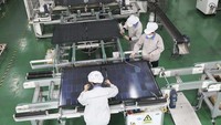 Karyawan bekerja di lini produksi panel surya di sebuah pabrik pada 3 Januari 2023 di Lianyungang, Provinsi Jiangsu, China.